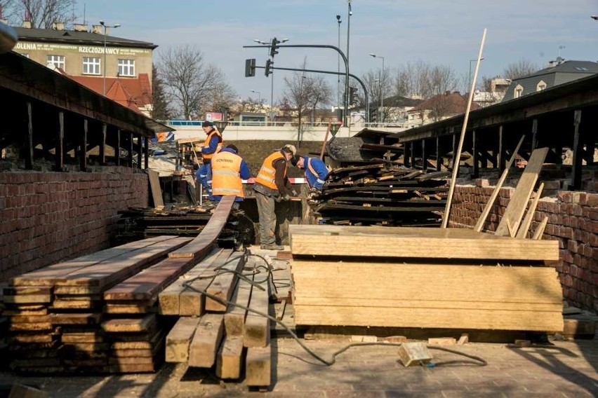 Wymiana starego zadaszenia murów na nowe kosztuje ok. 90...