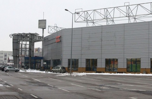 Tak wygląda ostatnio parking Centrum Handlowego Echo przy ulicy Żółkiewskiego w Radomiu. Wszystko przez to, że wyprowadził się z niego największy najemca, hipermarket Carrefour.