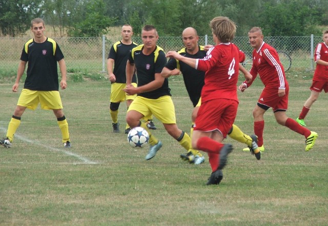 Szówsko (na czerwono) przegrywało w Nienowicach 0:3. Mecz skończył się remisem.