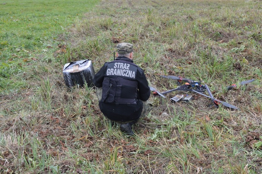 Nieudany przemyt dronem. Pogranicznicy z Dorohuska przeszkodzili w nielegalnym transporcie prawie 700 paczek papierosów (ZDJĘCIA)