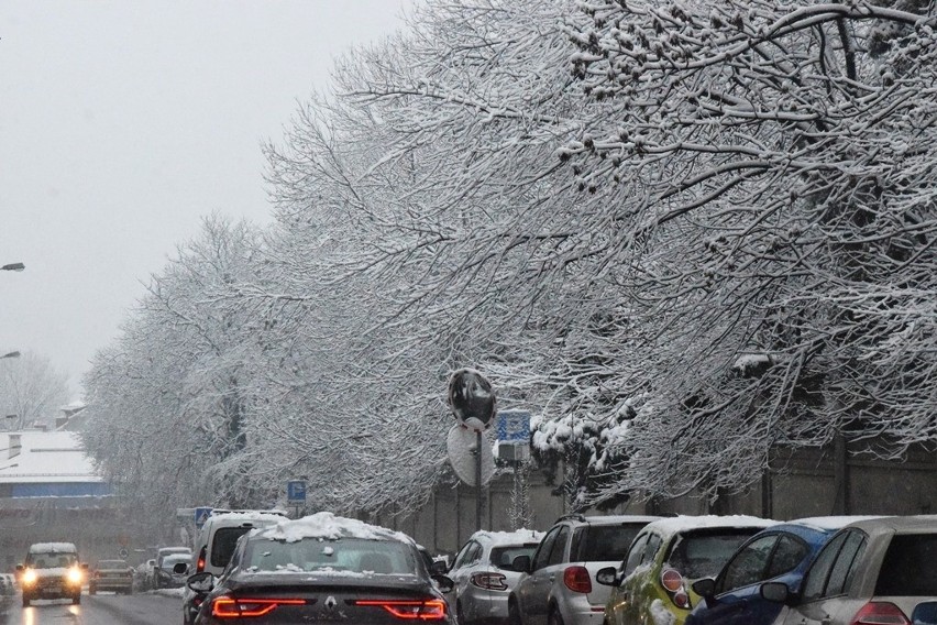 Trudne warunki na drogach w Beskidach. Śnieg ciągle pada.