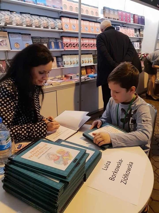 Podczas Targów Luiza Borkowska- Ziółkowska rozmawiała z czytelnikami, a także podpisała im książeczki.