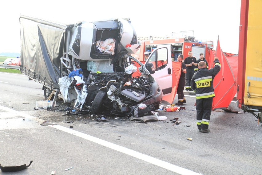 Śmiertelny wypadek na A4. Bus wbił się w ciężarówkę