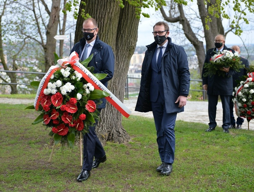 230. rocznica uchwalenia Konstytucji 3 Maja w Przemyślu. Złożono kwiaty przy obelisku upamiętniającym twórców Konstytucji [ZDJĘCIA]