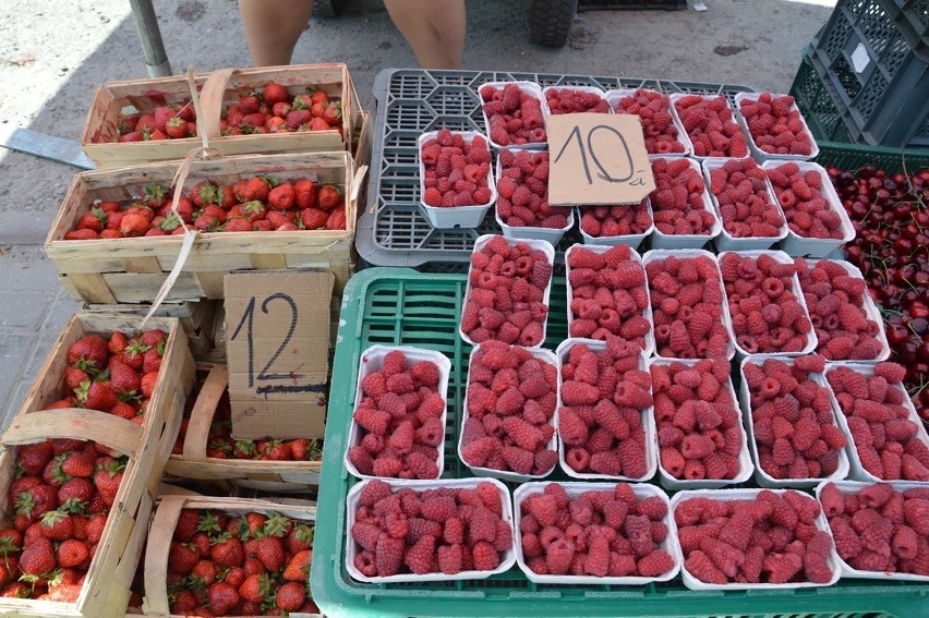 Ceny owoców i warzyw na targu w Stalowej Woli w piątek 1 lipca. Truskawki coraz droższe, pojawiły się maliny. Zobacz zdjęcia 