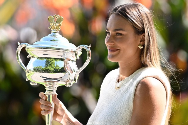 Aryna Sabalenka z trofeum Australian Open 2024