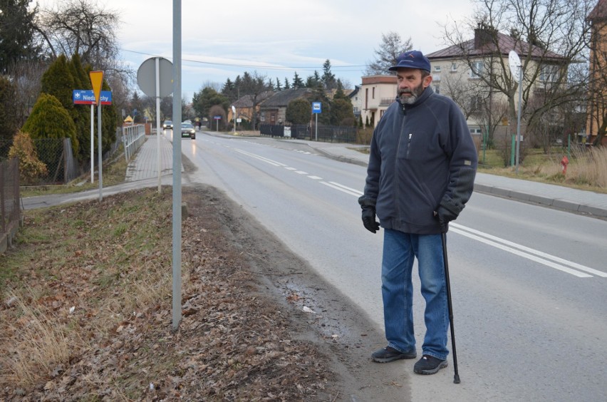 Przy ulicy Słocińskiej w Rzeszowie brakuje chodników. Trzeba chodzić poboczem