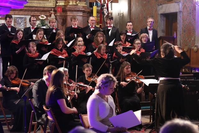 W sobotni wieczór, w ramach festiwalu Anima Mundi, w kościele świętego Wojciecha w Kielcach wystąpili soliści, Chór Flaminae oraz Filharmonicy Warszawscy pod dyrekcją Marty Wiatr.