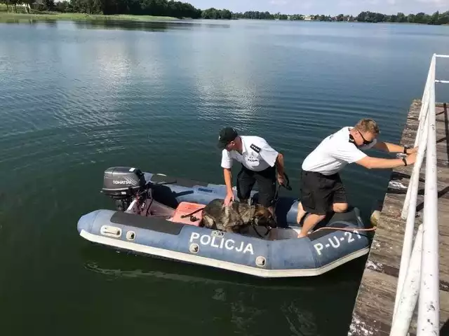 Ekipa poszukiwawcza odnalazła ciała dwóch chłopców, którzy utonęli w jeziorze w Wąsoszu. Czytaj więcej na kolejnych slajdach --->FLESZ - letnie upały, jak reagować w razie udaru słonecznego?