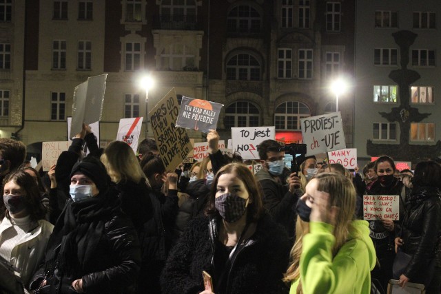 Protest kobiet w Bytomiu. W poniedziałek, 26 października, mieszkańcy przeszli ulicami miasta. Zobacz kolejne zdjęcia. Przesuwaj zdjęcia w prawo - naciśnij strzałkę lub przycisk NASTĘPNE >>>