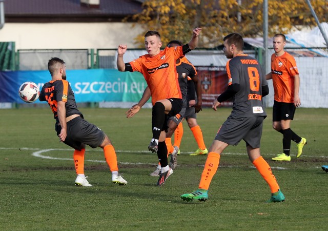 Hutnik Szczecin (ciemniejsze stroje) - Gryf Kamień Pomorski 1:1.