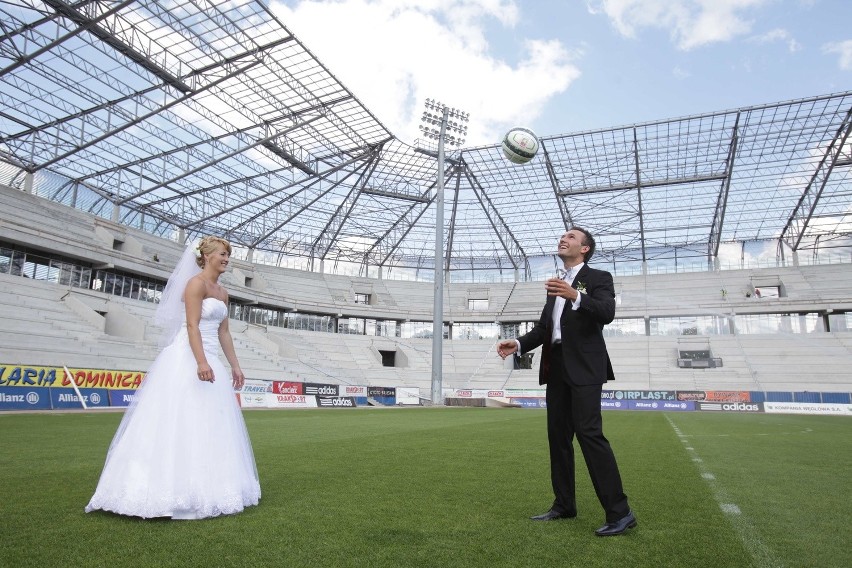 Sesja ślubna na stadionie Górnika Zabrze