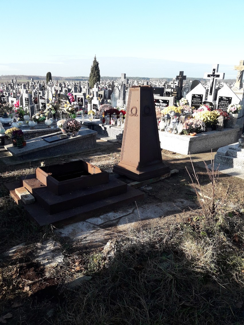 Wąsewo. Zabytkowy pomnik na cmentarzu w Wąsewie został odrestaurowany. Ale to nie koniec!