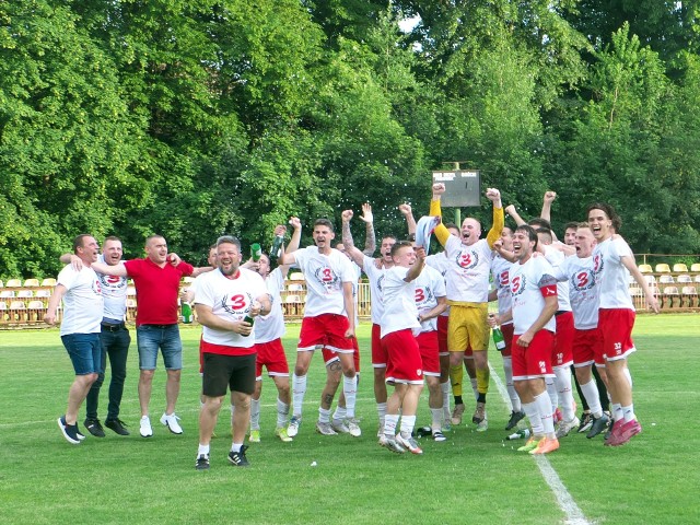 Tak KS Wiązownica cieszyła się po meczu, który przypieczętował awans.