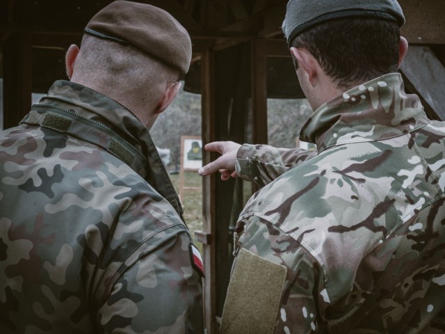 Oficerowie brytyjskich sił zbrojnych wizytują 2 LBOT
