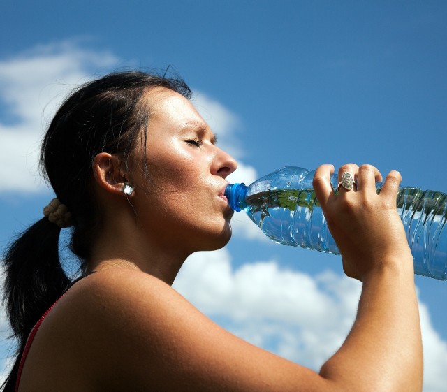 Podczas upałów lekarze zalecaja picie wiekszej ilości płynów. Najlepiej wody