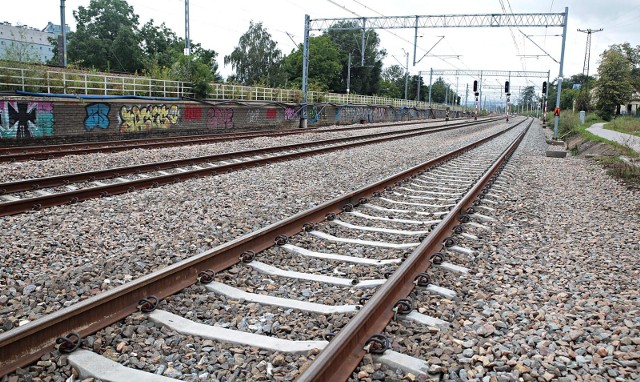 O godz. 20.42 dostaliśmy zgłoszenie, że ciało mężczyzny leży na torach - potwierdzają służby.