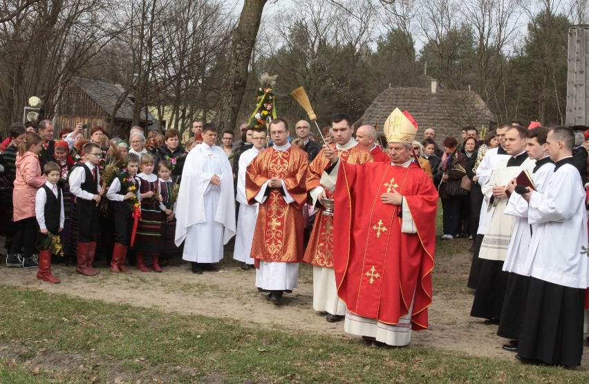 Biskup radomski Henryk Tomasik po mszy świętej odprawionej w...