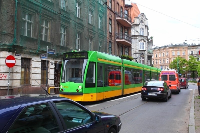 Zasłabnięcie na przystanku przy Łąkowej. Stały tramwaje