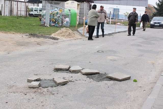 Największe dziury zalano betonem. Bez zgody służb miejskich, mimo że ulica należy do miasta.