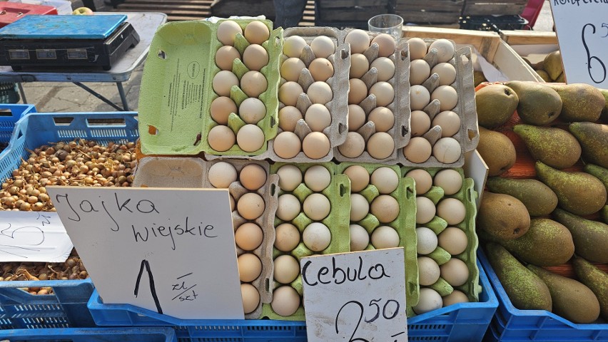 Ogromny wybór świeżych owoców i warzyw na kieleckich bazarach we wtorek 26 marca. W jakiej cenie truskawki? Zobacz zdjęcia