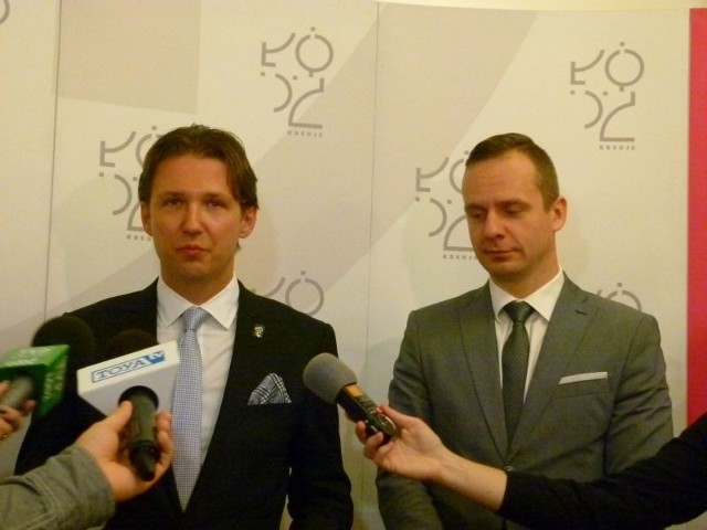 Marcin Górski i Wojciech Barczyński z biura prasowego magistratu na konferencji prasowej ogłosili, że magistrat jest gotowy do zawarcia ugody z fundacją Marka Żydowicza.