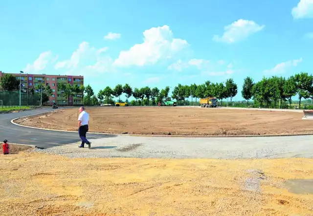           Tam, gdzie przy szkole były nieużytki, powstaje nowoczesne boisko z bieżniami o ddystansie 250 metrów
