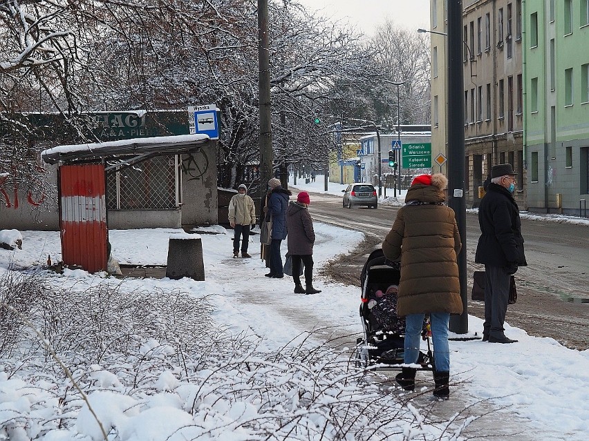 W czwartek (14 stycznia) przed godz. 8 śnieg zalegał m.in....