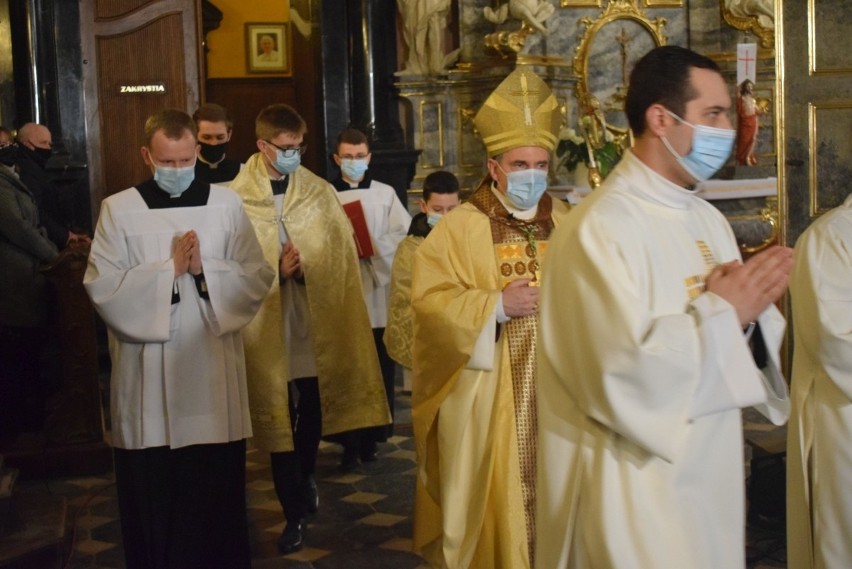 Wielkanoc 2021. Uroczysta rezurekcja w katedrze w Sandomierzu. Bardzo ważne słowa biskupa Krzysztofa Nitkiewicza [DUŻO ZDJĘĆ] 