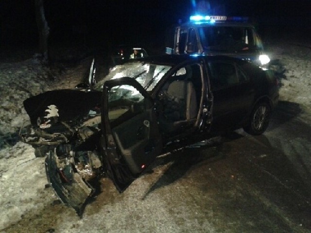 Patrol policjantów z Opatowa natknął się na rozbity samochód i rannych pasażerów. Wszyscy byli pijani.