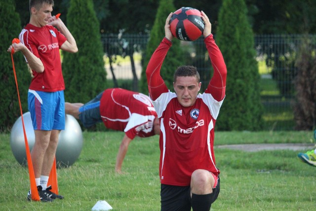 Piłkarze Broni (Zbigniew Obłuski z piłką) zagrają w środę z Lublinianką w Lublinie
