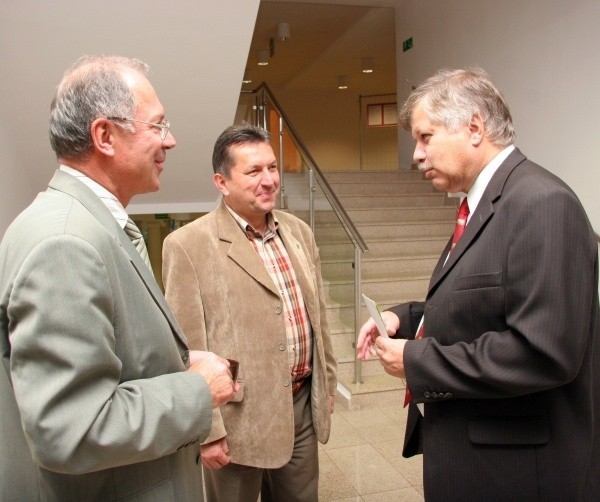 Ludwig Neudorfer z Herbertem Czają i Richardem Donitzą na otwarciu wystawy niemieckiej karykatury.