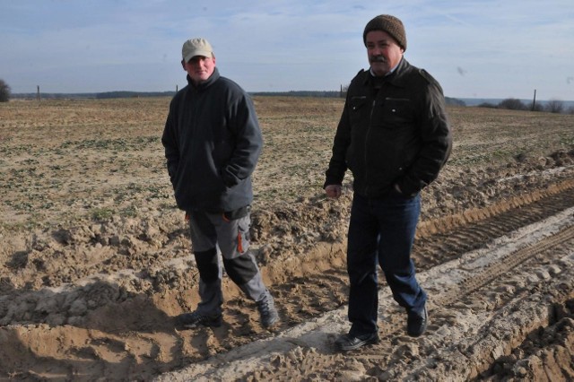 - Ugrzęźniemy w tych koleinach! Ciężkie maszyny zupełnie rozjechały drogę do pól - narzekają Jan Golec i Łukasz Obst.