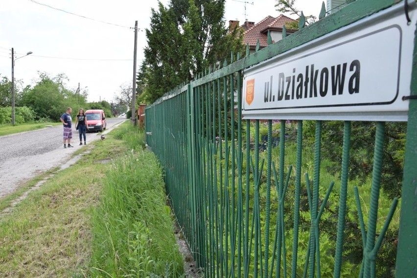 Na ulicy Działkowej w Kielcach kurz, że trzeba zamykać okna. Mieszkańcy chcą asfaltu