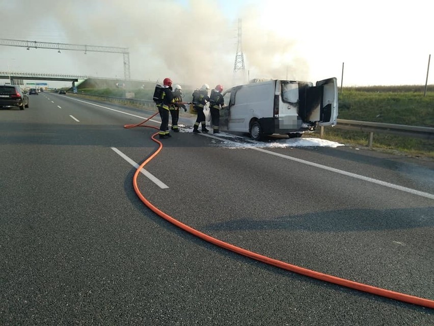 Pożar na AOW. Samochód stanął w płomieniach (ZDJĘCIA)