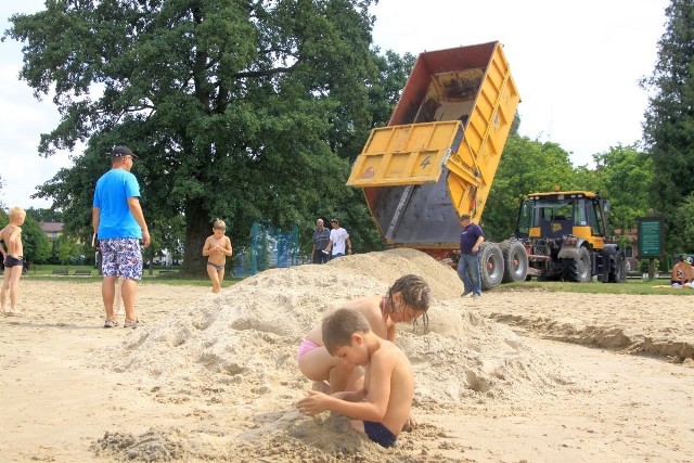 W środę uzupełniono braki piasku na plaży w Charzykowach. Dzieci miały wielką frajdę, bo można było robić zamki