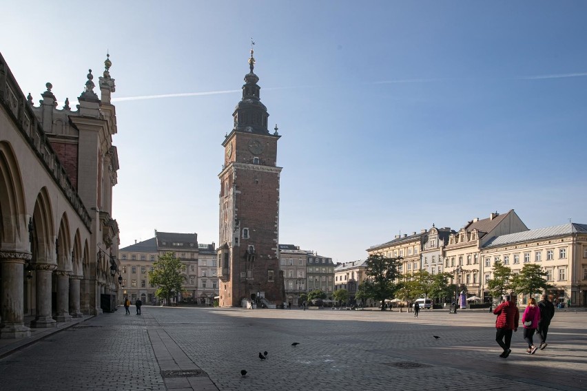 Koronawirus szaleje. Będą kolejne zakazy? Premier: "Nie chcemy zamykać całkowicie gospodarki". Co z cmentarzami?