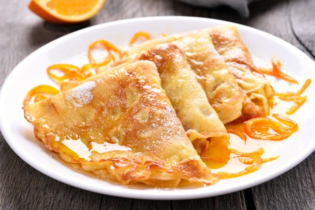 Crêpes Suzette to popularny deser kuchni francuskiej. Sprawdź przepis na te pyszne naleśniki z pomarańczą.