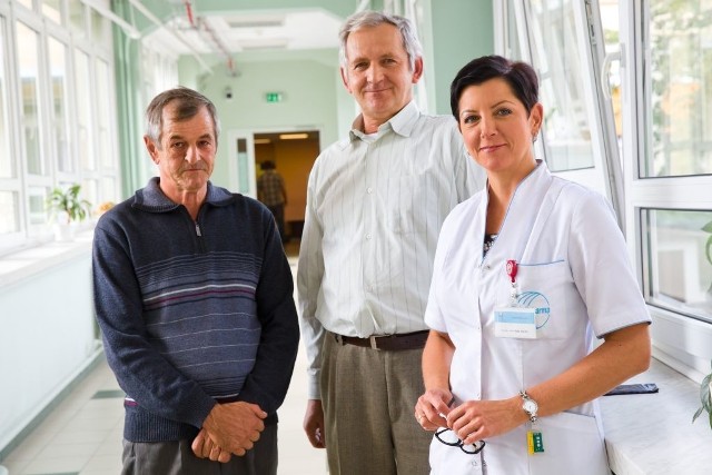 Mirosław Lis ( pierwszy z lewej) i Stanisław Michałowski są pod opieką doc. Ewy Sierko, radioterapeuty z Białostockiego Centrum Onkologii