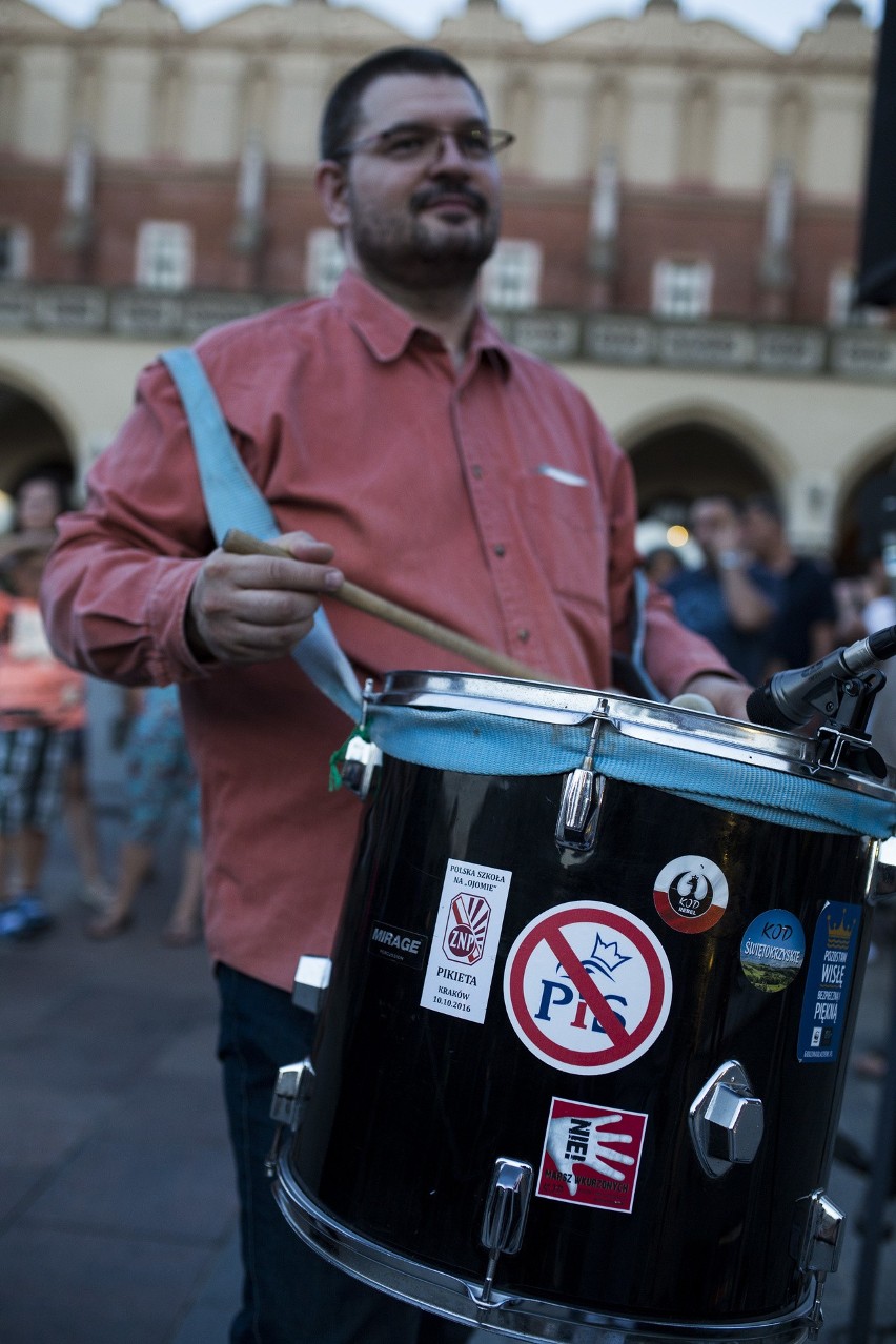 "Obudź się, grozi nam dyktatura". Protest opozycji w Krakowie [ZDJĘCIA]