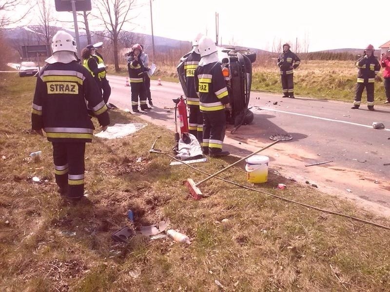 Wypadek na drodze Gryfów - Świeradów. Jedno auto na boku (ZDJĘCIA)