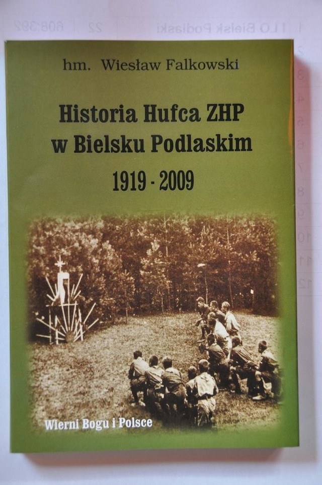 Nowe bielskie wydawnictwo przedstawia dzieje harcerstwa w Bielsku Podlaskim poczynając od momentu powstania hufca w 1919 roku aż po czasy współczesne