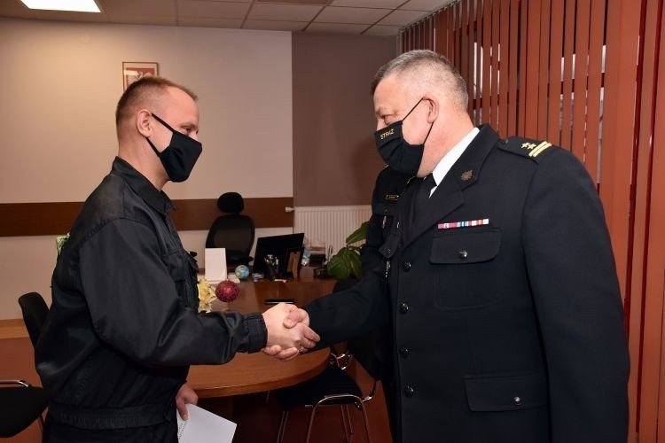 Minister nagrodził Pawła Pęśa, strażaka ze Staszowa, który w wolnym czasie pomagał na miejscu wypadku