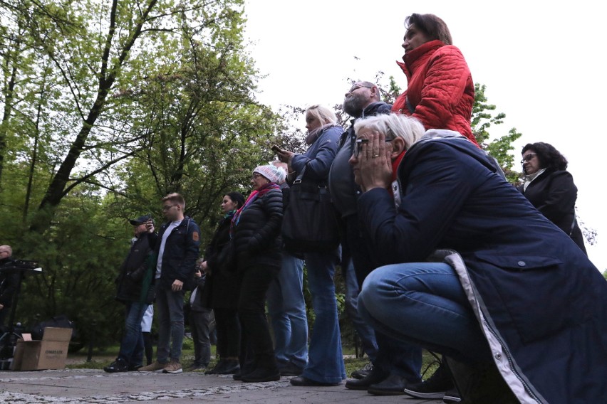 Film braci Sekielskich wyświetlono na telebimie ustawionym...