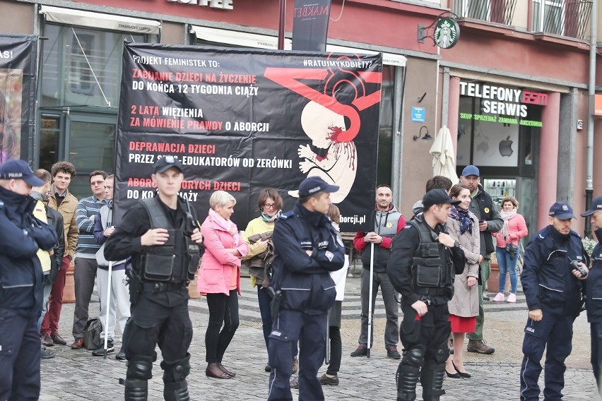 Czarny Wtorek we Wrocławiu. Marsz i protest w Rynku [ZDJĘCIA]