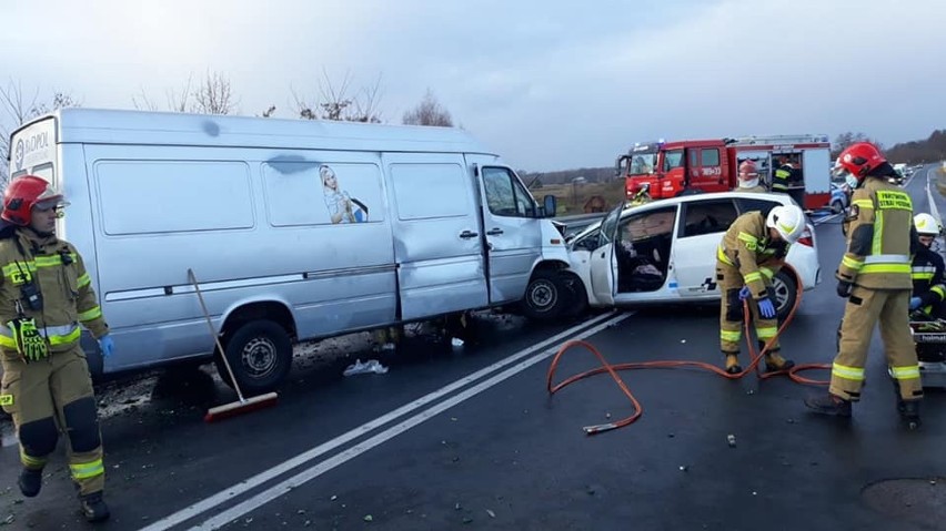 Wypadek w Jamnicy. Zderzyły się dwa samochody, wezwano śmigłowiec ratowniczy