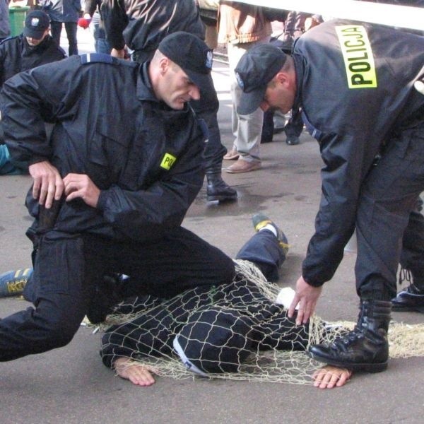 Policyjny patrol na stacji dworca w Radomiu podczas ćwiczeń. Takie akcje pozwalają później zatrzymać groźnych przestępców.