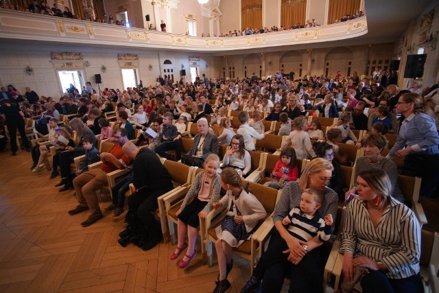 W sobotę w Auli UAM w Poznaniu odbyło się przedstawienie w ramach cyklu Pro Sinfonika, w którym wystąpili uczniowie Szkoły Podstawowej nr 2 im. Henryka Sienkiewicza w Murowanej Goślinie. Spektakl muzyczno-taneczny był "rozprawą sądową", w której próbowano rozstrzygnąć, czy muzyka klasyczna jest ważniejsza od rozrywkowej. Do utworów klasyków i gwiazd popu młodzi artyści przygotowali grupowe występy taneczne, a także solowe wykonania na pianinie.Przejdź do kolejnego zdjęcia --->