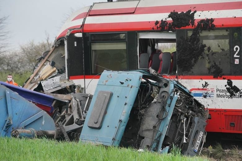 Kierowca ciężarówki z naczepą wjechał prosto pod szynobus....