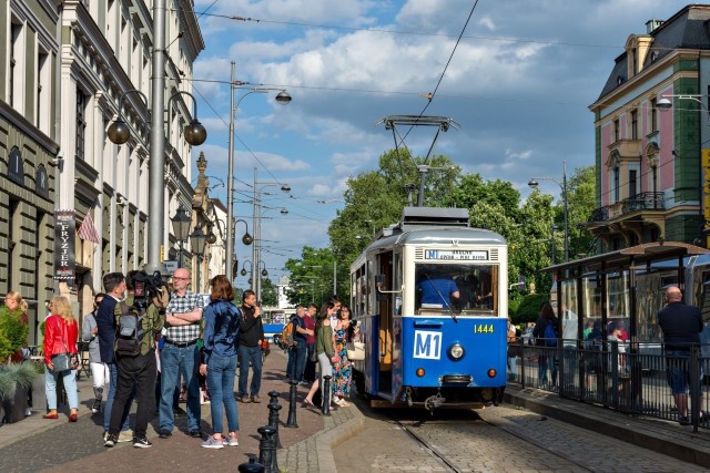 Linia tramwajowa (M1) i cztery autobusowe (M10, M11, M12 i M13) będą kursowały od około godziny 15:30 do około godziny 23:00, dowożąc wrocławian i turystów do większości muzeów i galerii uczestniczących w Nocy Muzeów. Przejazd będzie całkowicie bezpłatny. Linie zostaną uruchamiane przez Klub Sympatyków Transportu Miejskiego.